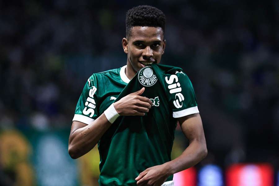 Estêvão marcou duas vezes para selar a classificação do Verdão 