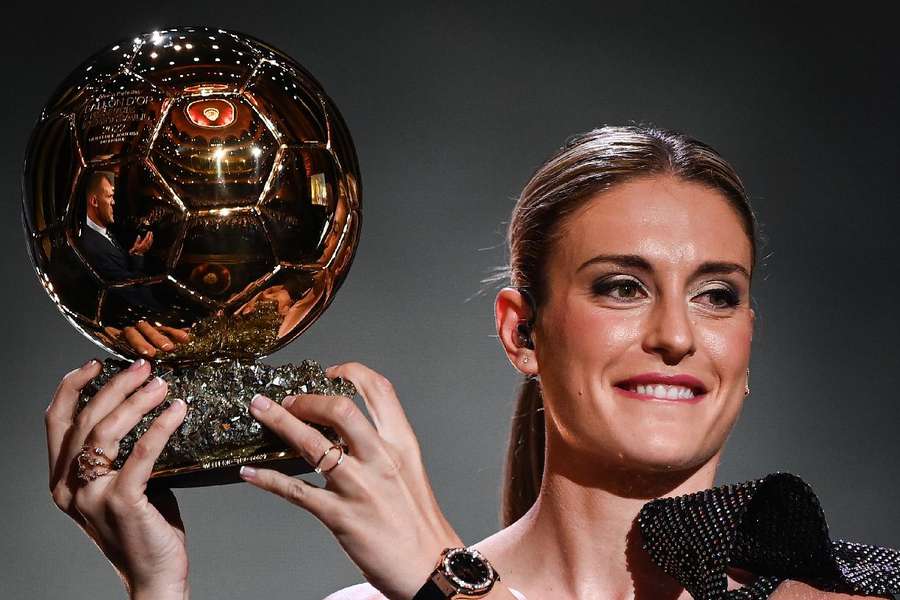 Alexia Putellas ergue o troféu Bola de Ouro, em premiação concedida nesta segunda-feira (17)