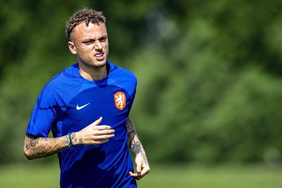 Noa Lang op het trainingsveld met Oranje