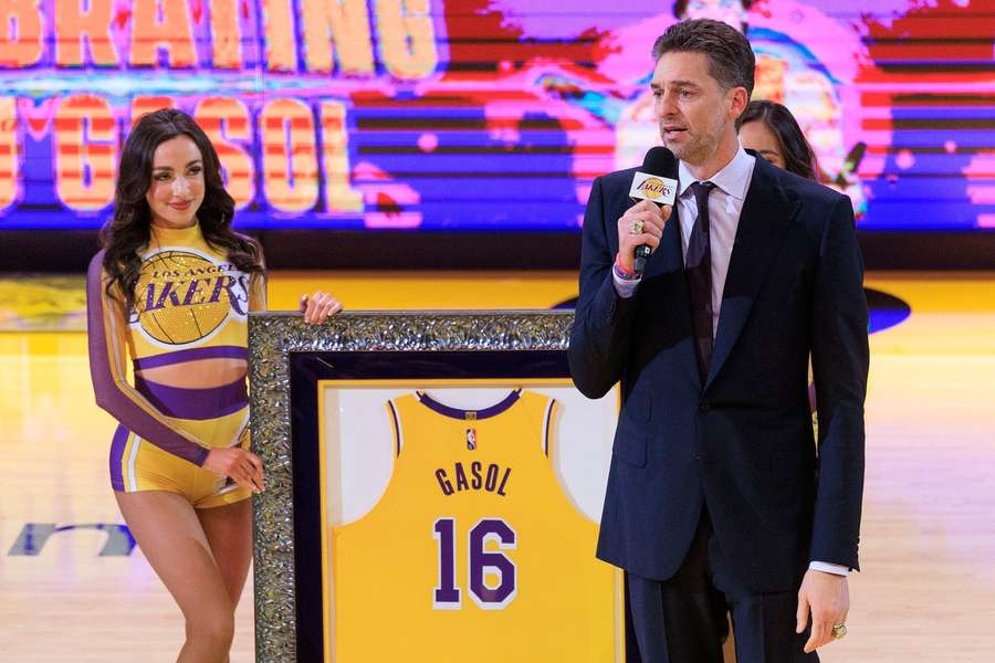 Pau Gasol se dočkal pocty v podobě vyřazení dresu.