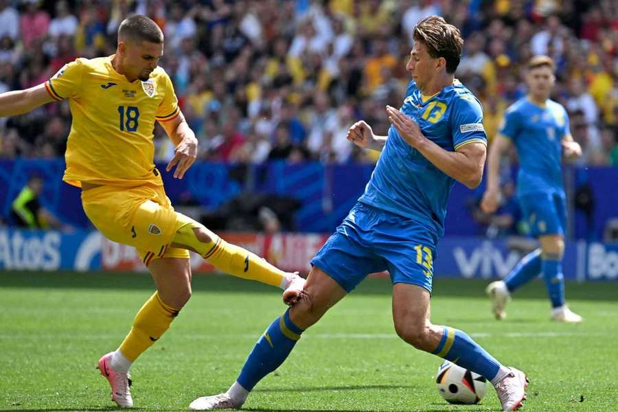 Ilya Zabarnyi, în duel cu Răzvan Marin, în timpul partidei România - Ucraina (scor 3-0) din Grupa E de la Euro 2024