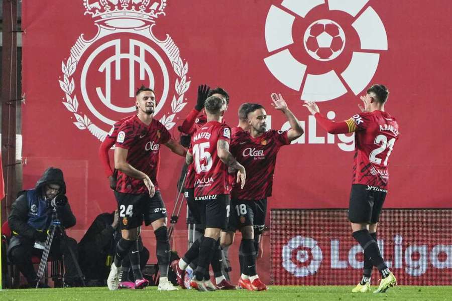 Los jugadores del Mallorca celebran el gol de la victoria.