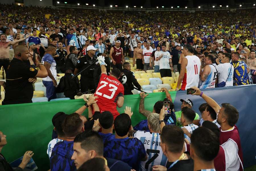 Brutalne starcia policji z kibicami podczas meczu Brazylia - Argentyna na Maracanie