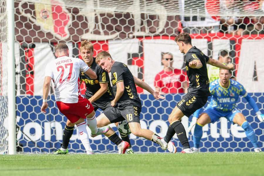 Der 1. FC Köln setzt sich gegen Regensburg knapp durch. Der 1. FC Köln setzt sich gegen Regensburg knapp durch.