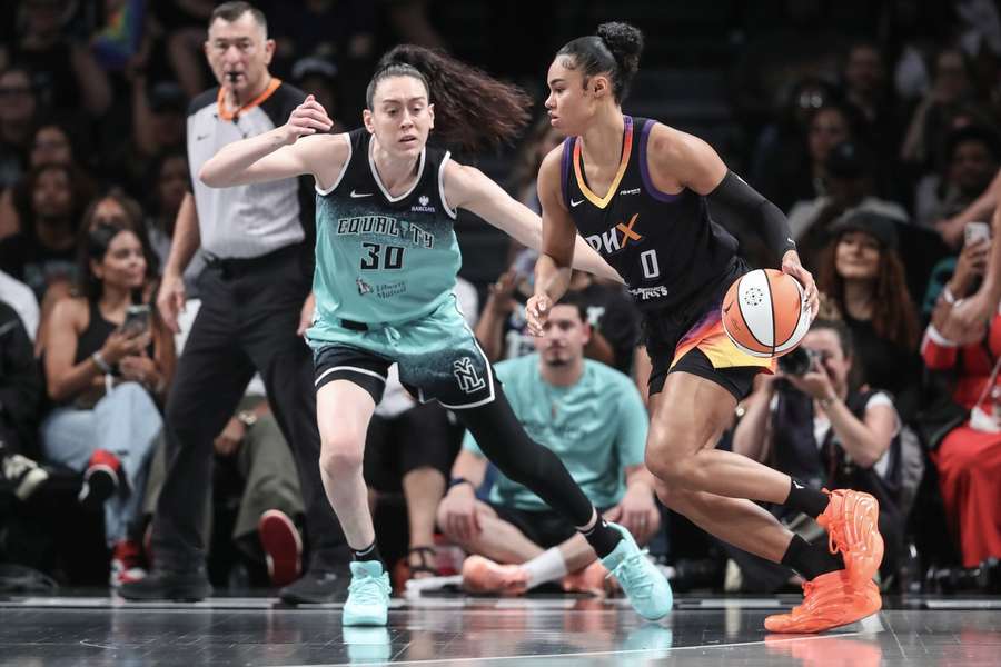 Satou Sabally (r.) im Duell mit New Yorks Breanna Stewart.