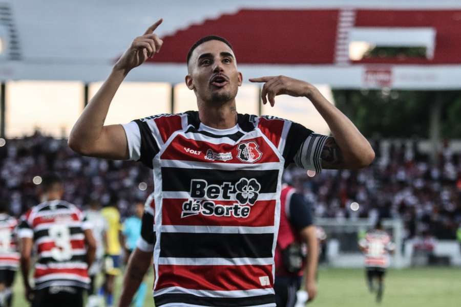 Galhardo cobra atrasos do Santa Cruz