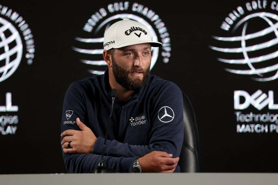 Jon Rahm tijdens de persconferentie op 21 maart