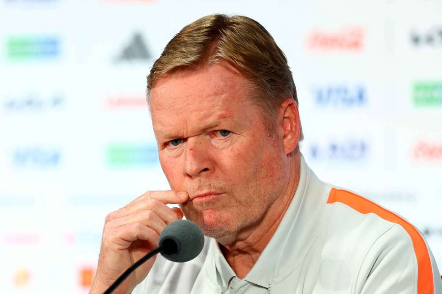 Ronald Koeman face à la presse.