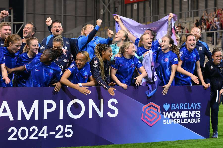 Chelsea comemora a vitória e o título da WSL 