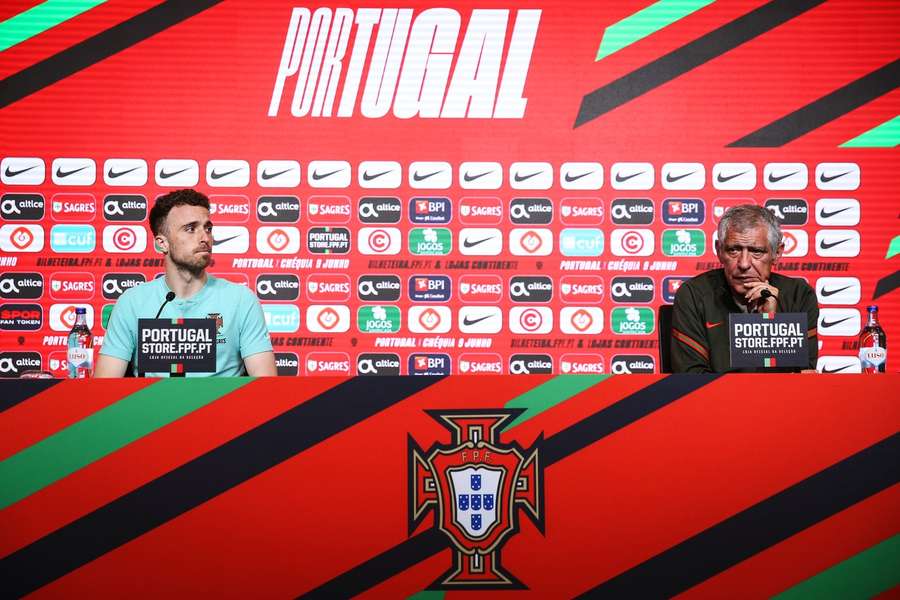 Fernando Santos promoveu a estreia de Jota na seleção