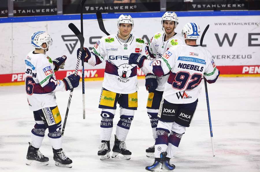 Die Eisbären Berlin gewinnen das Spitzenspiel gegen die Haie klar