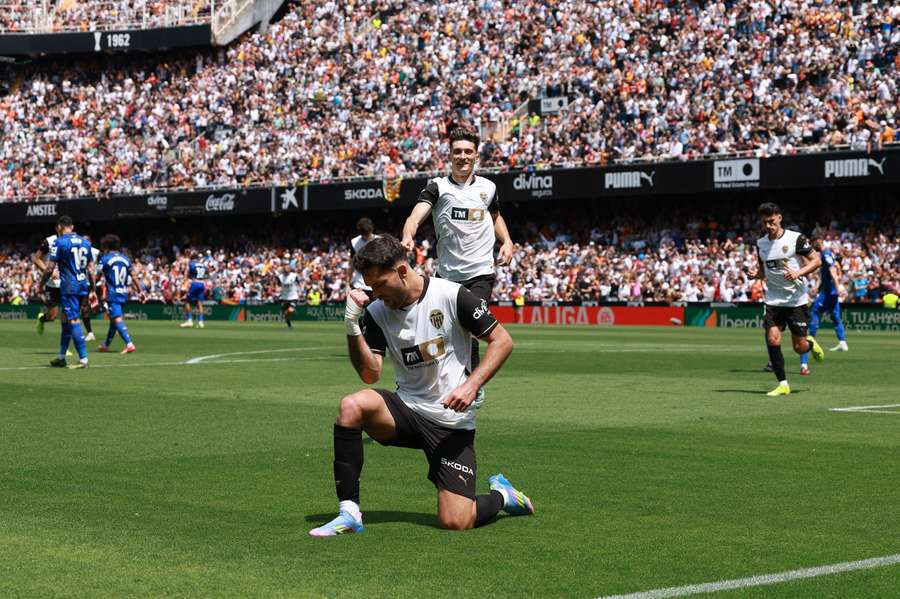 Hugo Duro of Valencia CF celebrates scoring his team's third goal against Getafe