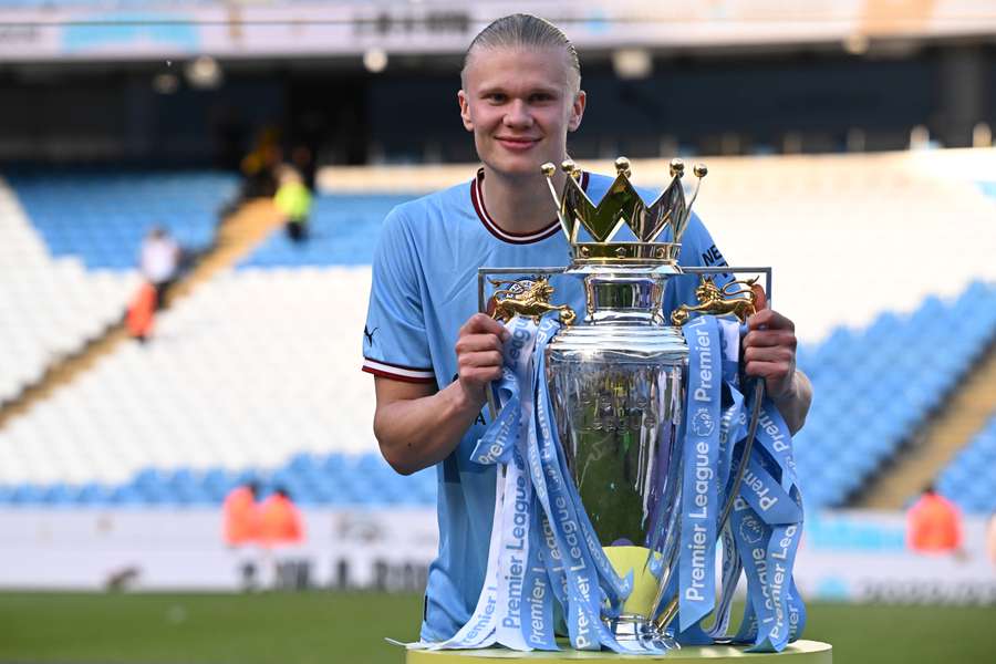 Erling Haaland com o troféu de campeão Erling Haaland com o troféu de campeão