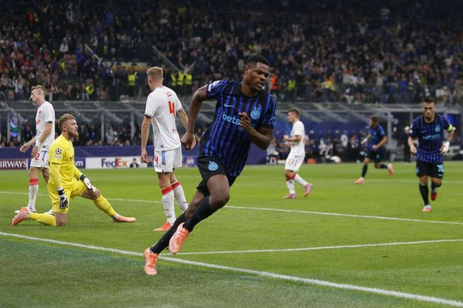Denzel Dumfries zvyšoval proti Slavii na 2:0.
