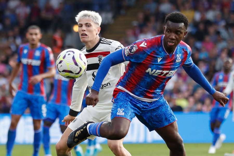 Alejandro Garnacho vies with Eddie Nketiah for the ball