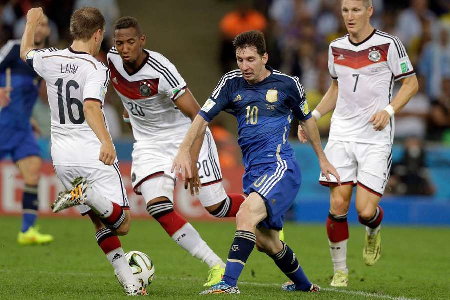 Philipp Lahm, în duel cu Lionel Messi, în finala din 2014 dintre Germania și Argentina