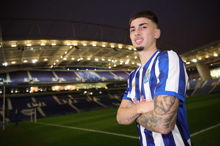 Leonardo Fajardo renovou com o FC Porto