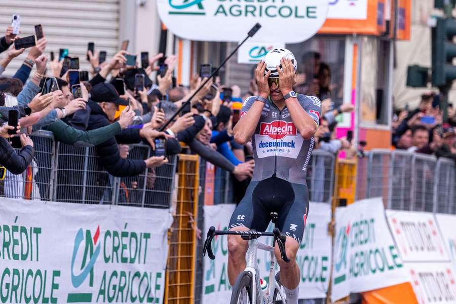 Van der Poel festeja em Milão-Sanremo