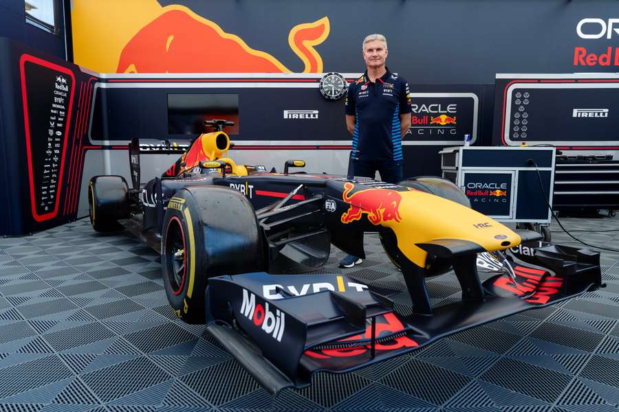 Skotský pilot David Coulthard před vozech RB7.