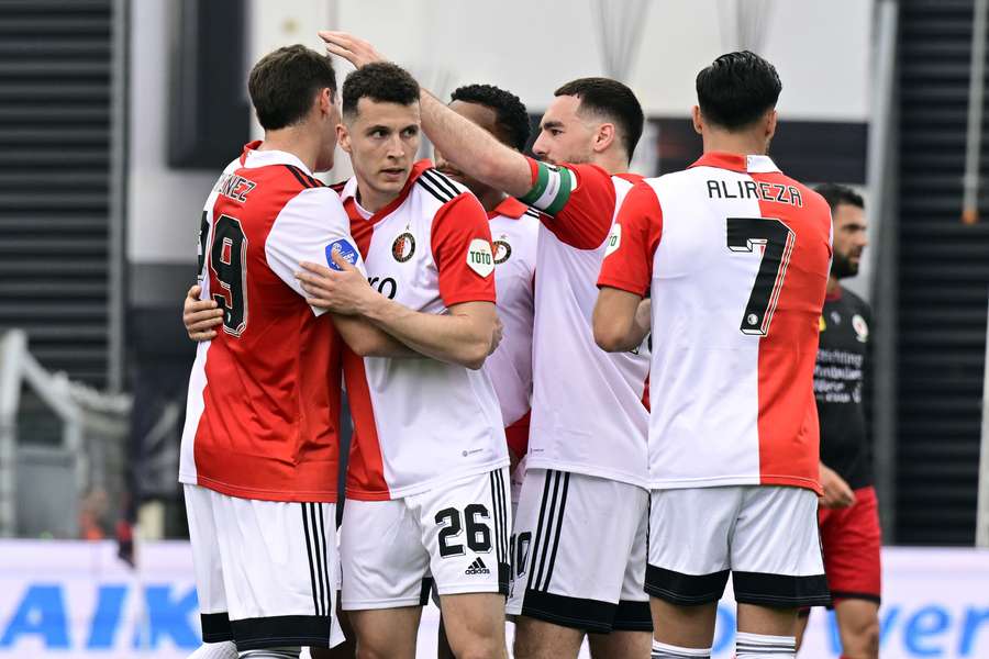 De spelers van Feyenoord vieren de 0-2 van Santiago Giménez