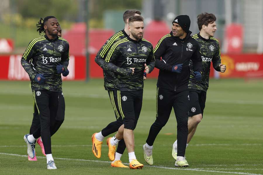 Luke Shaw, do Manchester United, com Casemiro e colegas de equipa durante o treino