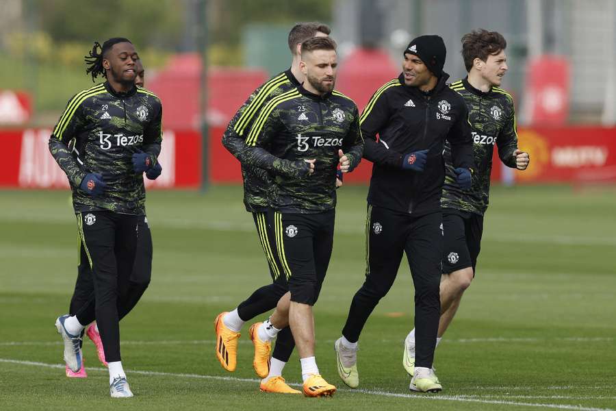 Luke Shaw, do Manchester United, com Casemiro e colegas de equipe durante o treino