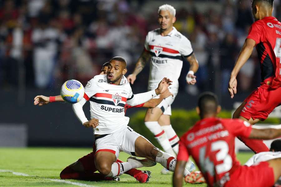 André Silva fez o gol da vitória do São Paulo aos trancos e barrancos