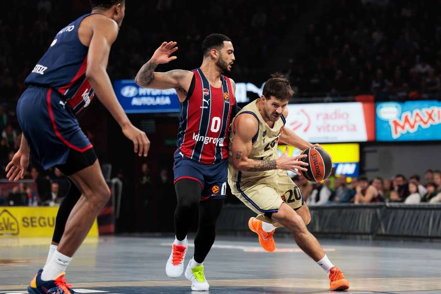 Laprovittola intenta zafarse del marcaje de Markus Howard