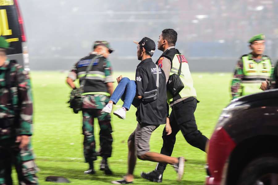 Al menos 32 niños entre los 125 fallecidos en el estadio de fútbol en Indonesia