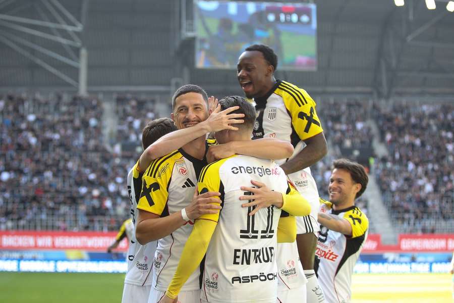 LASK-Spieler jubeln nach dem 3:1-Sieg im Europacup-Play-off-Hinspiel.