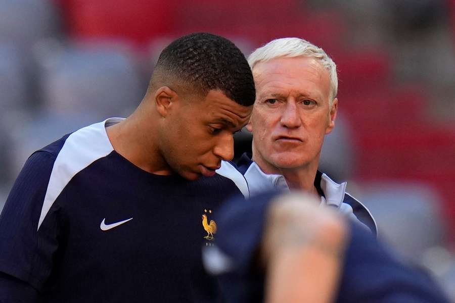 Deschamps en Mbappé voorafgaand aan het duel met Spanje