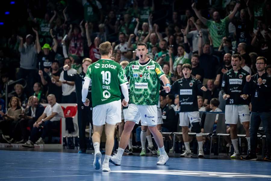 Mijajlo Marsenic (r.) und Mathias Gidsel feiern den Big Point der Füchse