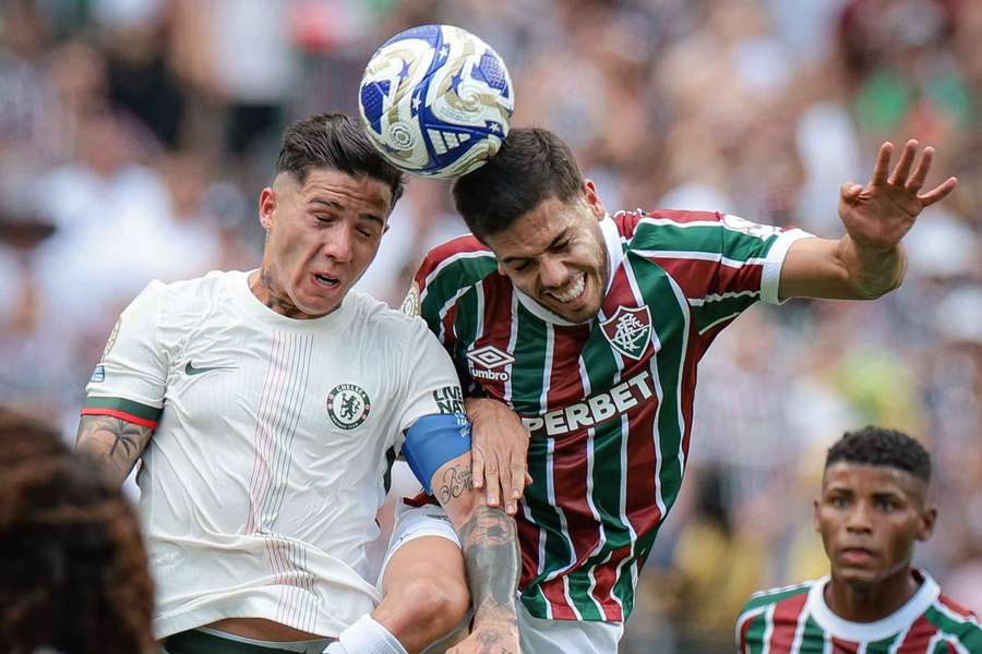 Enzo Fernández disputa el balón