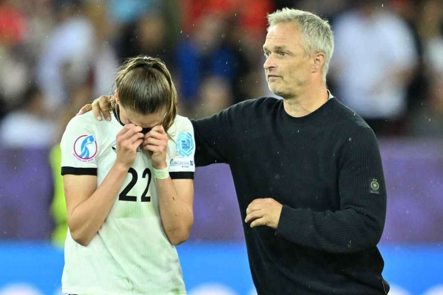 Bundestrainer Wück (r.) tröstet Jule Brand (l.) nach dem Aus im EM-Halbfinale