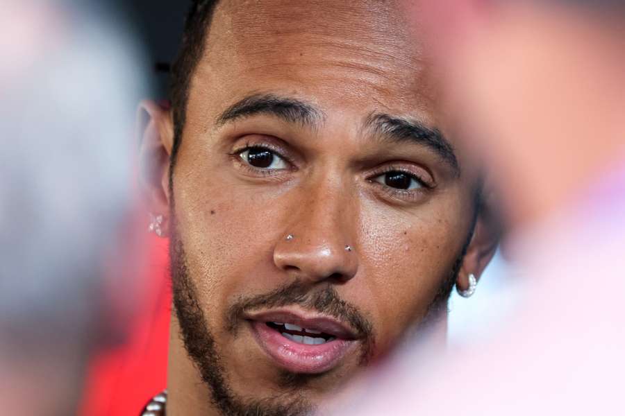 Hamilton feliz com a Mercedes apesar das dificuldades: "Ainda aqui estarei" Hamilton feliz com a Mercedes apesar das dificuldades: "Ainda aqui estarei"
