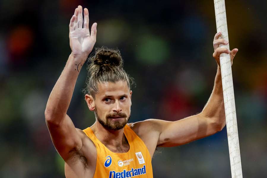 Polsstokhoogspringer Rutger Koppelaar haakt met blessure af op EK indoor in Turkije