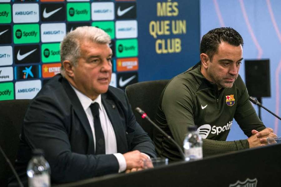 Joan Laporta y Xavi en el anuncio de la continuidad del entrenador a finales de abril.