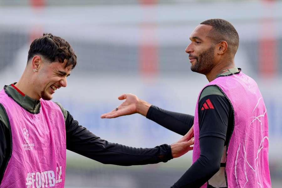 Jonathan Tah (r.) hat sich erfreut von der weiteren Zusammenarbeit mit Vincent Kompany gezeigt.