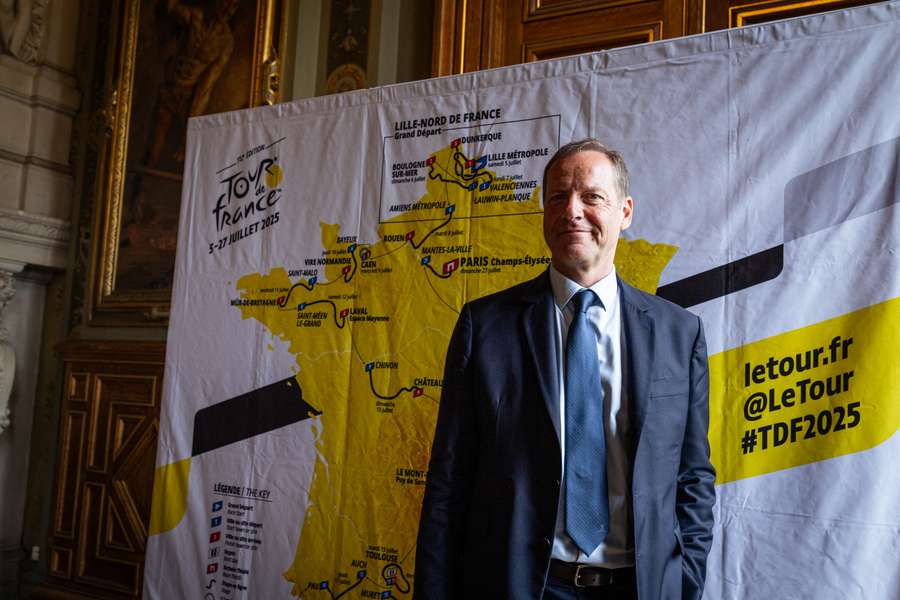 Prudhomme, posando ante el cartel del recorrido del Tour de Francia 2025