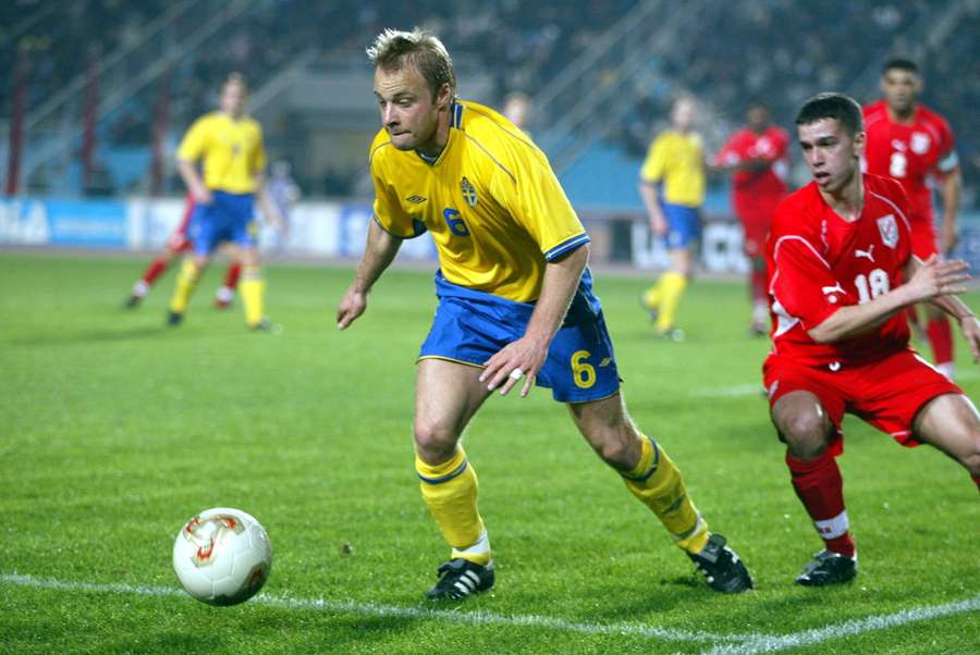 Andersson playing for Sweden against Tunisia in 2003