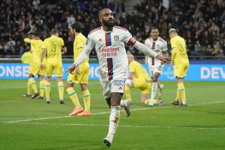 Lyon doma remizoval, Lacazette sa zapísal do histórie