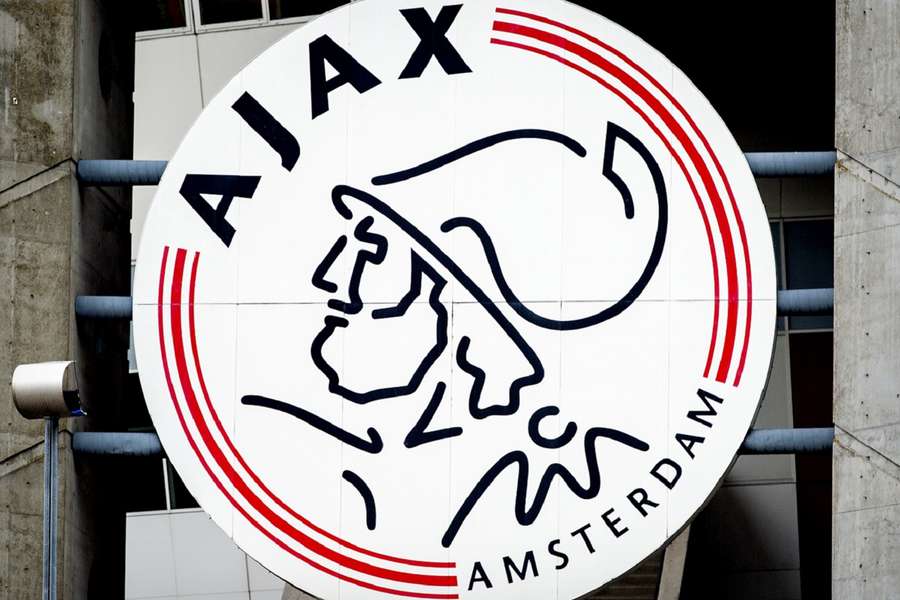 Het logo van Ajax op hun stadion