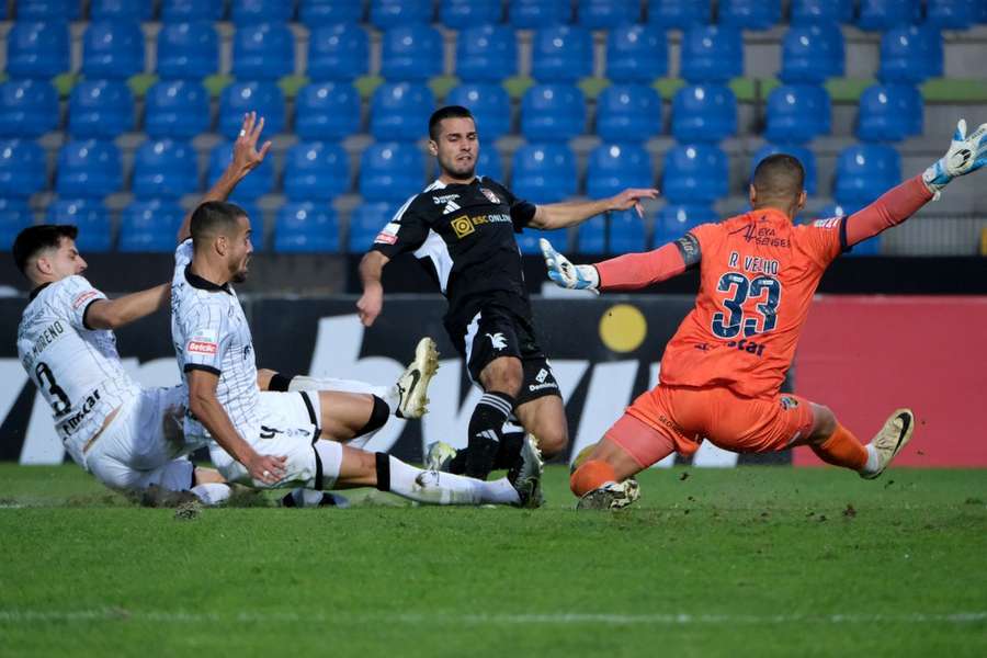Ricardo Velho em destaque na baliza do Farense