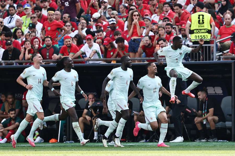 Dembélé celebra con sus compañeros el 2-0 de Francia