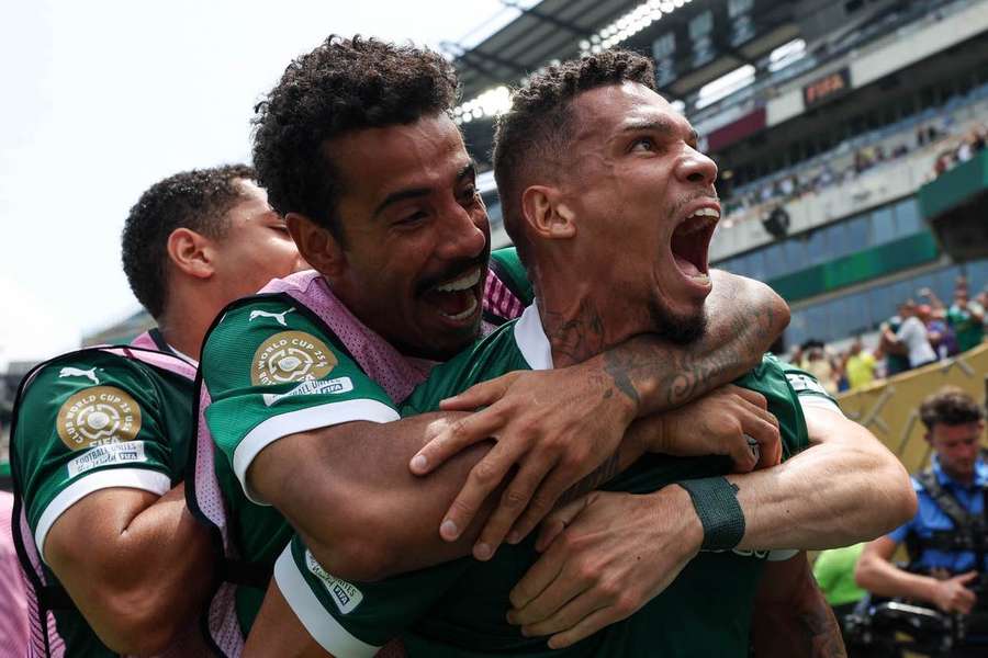 Paulinho nos festejos do golo do Palmeiras nos quartos de final do Mundial de Clubes