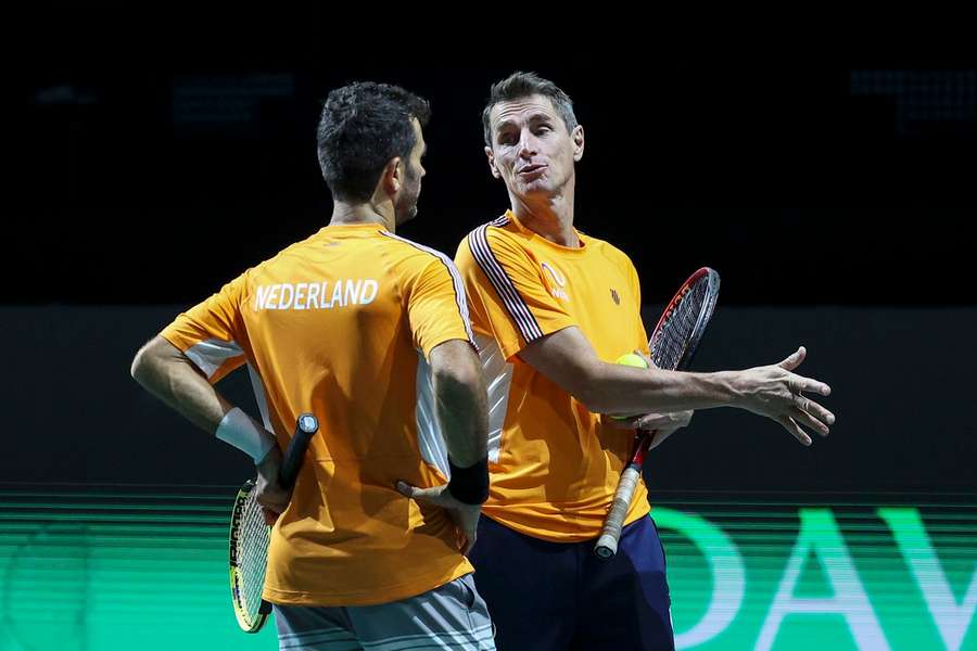 Paul Haarhuis in gesprek met Jean-Julien Rojer tijdens een trainingssessie van TeamNL op 20 november