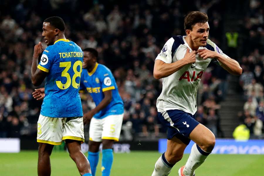 O Tottenham escapou da derrota aos 48 minutos do 2º tempo