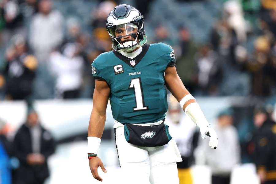 El quarterback de los Philadelphia Eagles Jalen Hurts reacciona tras una jugada