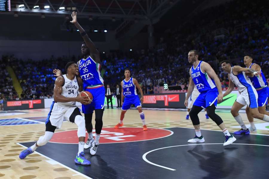 Giannis Antetokounmpo, ante Momo Diouf, en el Grecia-Italia de la fase de grupos del Eurobasket