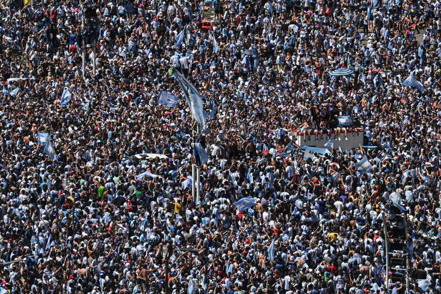 Der er folkefest overalt i Argentina og især i Buenos Aires, hvor et sekscifret antal mennesker er mødt op for at hylde verdensmestrene.